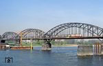 103 187 überquert mit D 347 (Köln – Berlin Stadtbahn) die alte Rheinbrücke zwischen Neuss und Düsseldorf-Hamm. (26.04.1984) <i>Foto: Wolfgang Bügel</i>