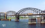 111 144-2 (Bw Düsseldorf 1) mit E 3141 auf der alten Rheinbrücke zwischen Neuss und Düsseldorf.  (26.04.1984) <i>Foto: Wolfgang Bügel</i>