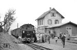 Fotohalt mit 99 651 (Henschel, Baujahr 1919) und Fachsimpeln der Fahrtteilnehmer im Bahnhof Reinstetten. (05.04.1964) <i>Foto: Helmut Röth *</i>
