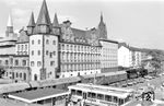 Blick auf 50 685 auf der Frankfurter Hafenbahn vor dem Historischen Museum zwischen der alten Nikolaikirche (links) und dem Dom. (15.09.1979) <i>Foto: Johannes Glöckner</i>