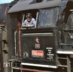 Der Lokführer der CSD 556.0506 vom Depot Budejovice (Budweis), der sicherlich damals auf unzähligen Fotos bei seinen Besuchen in Österreich abgelichtet wurde. (15.04.1980) <i>Foto: Johannes Glöckner</i>
