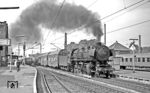 043 133 (ex 44 1133, Borsig, Baujahr 1942) ballert mit einem Güterzug durch den Bahnhof Warburg. Nach dem Dampfende in Kassel wurde sie nicht mehr nach Rheine umstationiert, sondern am 15.01.1973 z-gestellt. (05.09.1972) <i>Foto: Frank Lüdecke</i>