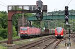 In Wuppertal-Zoo liefert sich EZ 51275 nach Gremberg mit 143 926 und 143 321 ein Wettrennen mit 1440 801 als S 8 nach Mönchengladbach, deren Ausgang der Güterzug klar für sich entscheiden konnte. (10.06.2017) <i>Foto: Wolfgang Bügel</i>