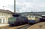 Im Bahnhof Geislingen überholt 110 251 mit E 3415 aus Stuttgart, die vor N 5247 wartende 194 022. (28.04.1984) <i>Foto: Wolfgang Bügel</i>