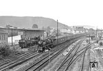 01 1087 (Bw Bebra) verlässt mit D 74 den Bahnhof Marburg an der Lahn. Links sind 91 1050 und eine unbekannte P 8 abgestellt.  (24.09.1960) <i>Foto: W. Kölsch (Slg. G Moll)</i>