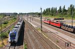 Während GM 60305 mit den beiden 151 125 und 151 055 langsam vorrückt, fährt RE 32533 (Rheine - Krefeld) aus dem Bahnhof Opladen in Richtung Abzw. Werkstätte aus. (19.06.2017) <i>Foto: Joachim Bügel</i>