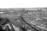 Blick vom Wasserturm des Bw Altona auf den Altonaer Güterbahnhof und das aufgeständerte Ausfahrgleis in Richtung Holstenstraße/Sternschanze, heute eine riesige Brachfläche.  (06.06.1958) <i>Foto: Walter Hollnagel</i>