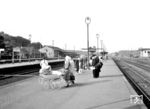 Bahnsteigszene im Bahnhof Rotenburg (Han), heute Rotenburg (Wümme), an der Bahnstrecke Hamburg - Bremen. (13.09.1960) <i>Foto: Detlev Luckmann</i>