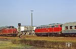 Im Bahnhof Altenkirchen (Westerwald) begegnet die Limburger 216 141 mit E 3382 der Koblenzer 212 202, die vor einem Nahgüterzug wartet. (30.04.1984) <i>Foto: Wolfgang Bügel</i>