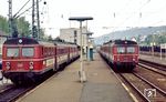 Im Bahnhof Neckarelz begegnen sich 455 402 als N 7979 und 455 403 als N 7317. (02.05.1984) <i>Foto: Wolfgang Bügel</i>