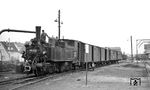 Die Lokomotiven der Reihe Tssd waren Mallet-Dampflokomotiven für 750 mm Spurweite der Königlich Württembergischen Staats-Eisenbahnen. Sie wurden ab 1899 zunächst beim Öchsle zwischen Biberach an der Riß und Ochsenhausen eingesetzt. Zudem kamen sie auf der Federseebahn zwischen Schussenried und Riedlingen, auf der Zabergäubahn zwischen Lauffen am Neckar und Leonbronn sowie auf der Bottwartalbahn zwischen Marbach am Neckar und Heilbronn Süd zum Einsatz. Das Bild der 99 633 entstand auf der Federseebahn in Bad Buchau. Die Lok war bis zum 18. März 1969 bei der DB im Einsatz. 1985 zog sie in ihrem "zweiten Leben" den ersten Öchsle-Museumsbahnzug. Als "Filmstar" in der SWR-Fernsehsendung "Eisenbahn-Romantik" ist sie im Vorspann der Sendung und als deren Logo zu sehen und damit wohl die meist gezeigteste Lok im Fernsehen.  (05.04.1964) <i>Foto: Helmut Röth</i>