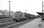 V 60 377 wurde am 05.11.1958 fabrikneu nach Kaiserslautern geliefert und trifft hier mit 50 650 in Kaiserslautern Hbf ein. (25.04.1964) <i>Foto: Helmut Röth *</i>