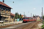 798 570 mit 998 604 und 998 644 auf der Nebenbahn Steinsfurt – Eppingen im Bahnhof Ittlingen. (18.05.1984) <i>Foto: Wolfgang Bügel</i>