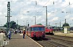 Im Bahnhof Unna herrschte großer Andrang, weil an diesem Tag die neue S 4 zwischen Dortmund-Lütgendortmund und dem Bahnhof Unna eröffnet wurde. Bezeichnenderweise blieb der Abschied des ET 430 hier völlig unbeachtet. Neben 430 120 als N 5665 nach Unna steht hier noch 798 755 und 998 826 als N 6125 nach Fröndenberg. (02.06.1984) <i>Foto: Wolfgang Bügel</i>