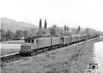 Die Bahnstrecke Culoz–Modane im Südosten Frankreichs wurde im Hinblick einer späteren Elektrifizierung der Bahnstrecke Marseille–Nizza von 1925 bis 1930 auf dem Abschnitt Chambéry–Modane für einen elektrischen Versuchsbetrieb mit einer seitlich angeordneten dritten Schiene für 1500 V Gleichstrom versehen. Obwohl der Streckenabschnitt Culoz–Chambéry 1936 mit Fahrdraht überspannt wurde, blieb der Betrieb mit Stromschiene bis 1976 bestehen. SNCF 1CC1-3808 ist hier auf dem Stromschienen-Abschnitt mit einem Güterzug bei Chambéry (Bloc Bois-Plan) unterwegs. (08.05.1971) <i>Foto: Joachim Claus</i>