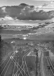Blick von der Mainzer Brücke auf den abendlichen Bahnhof Treysa an der Main-Weser-Bahn. (1951) <i>Foto: Helmut Först</i>