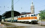 Die in S-Bahnfarben lackierte 111 138 (Bw Düsseldorf) mit D 438 nach Rostock in Krefeld Hbf. Sie war übrigens die 2.400 elektrische Lokomotive, die von der DB in Dienst gestellt wurde. (07.07.1984) <i>Foto: Wolfgang Bügel</i>