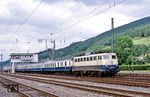 110 443 fährt mit D 915 (Mönchengladbach - Krefeld - Essen - Hagen - Siegen-Weidenau - Gießen - Frankfurt/M) durch Plettenberg. (23.06.1984) <i>Foto: Wolfgang Bügel</i>
