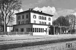 Blick auf das (neue) Empfangsgebäude in Neuburg an der Donau an der Strecke Donauwörth - Ingolstadt.  (1937) <i>Foto: RVM</i>