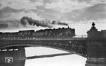 Die stimmungsvolle Aufnahme der 19 008 (Bw Dresden-Altstadt I) vor P 315 entstand auf der am 1. März 1901 eröffneten Marienbrücke zwischen Dresden Wettinerstraße und Dresden-Neustadt, die heute die älteste erhalten gebliebene Elbbrücke Dresdens ist.  (02.06.1936) <i>Foto: DLA Darmstadt (Hubert)</i>