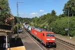 152 008 fährt mit Gz 44979 durch Hagenbüchach an der Bahnstrecke Würzburg - Nürnberg. (21.08.2010) <i>Foto: Joachim Bügel</i>