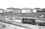 75 276 macht sich bei den Gleisbauarbeiten im Vorfeld des neuen Heidelberger Hauptbahnhofs nützlich. (26.08.1954) <i>Foto: Helmut Röth *</i>