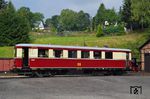Am 1. Juni 1892 eröffnete die 750 mm Schmalspurbahn von Wolkenstein nach Jöhstadt (auch Preßnitztalbahn genannt). Die in den Jahren 1984 bis 1986 vollständig stillgelegte und abgebaute Strecke wurde zwischen 1992 und 2000 auf dem Abschnitt Steinbach - Jöhstadt als Museumsbahn wieder aufgebaut. Anlässlich der beiden Jubiläen „125 Jahre Eisenbahn im Preßnitztal“ und „25 Jahre Museumsbetrieb“ wurden im Jubiläumsjahr 2017 Sonderfahrten unter speziellen Mottos und mit verschiedenen Gastfahrzeugen durchgeführt. Ein Gast war der VT 137 222 aus Zittau, hier aufgenommen in Jöhstadt. (27.08.2017) <i>Foto: Andreas Höfig</i>