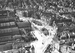Luftaufnahme auf den Frankfurter Hauptbahnhof, der nach Hamburg Hbf die zweitmeisten Fahrgäste in Deutschland verzeichnet und aufgrund seiner Lage in der Mitte Deutschlands als wichtigste Verkehrsdrehscheibe im deutschen Zugverkehr gilt.  (1932) <i>Foto: RVM</i>