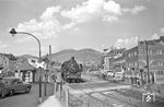 38 3536 mit einem Postzug am Bahnübergang der Römerstraße in Heidelberg. Heute führt hier eine sechsspurige Straße in einer Brücke über die Bahn. (01.05.1955) <i>Foto: Helmut Röth *</i>