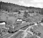 221 148 (Bw Villingen) fährt mit einem Schnellzug durch den Haltepunkt Nussbach auf der Schwarzwaldbahn. (08.04.1973) <i>Foto: Joachim Claus</i>