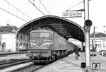 Die Reihe 2D2 9100 waren für den Einsatz auf dem 1500-V-Gleichstromnetz vorgesehen, die ab 1950 in 35 Exemplaren von den Firmen Fives-Lille und CEM für die SNCF gebaut wurden. Die 2D2 9100 hatten eine Leistung von rund 5000 PS. Die vier Treibachsen waren mit einem beidseitigen Buchli-Antrieb versehen, der für eine Höchstgeschwindigkeit von 140 km/h ausgelegt war. Die Lokomotiven wurden auf dem Streckennetz südöstlich von Paris eingesetzt und befuhren neben der Strecke Paris–Lyon–Marseille auch die Strecken Dijon–Dole und Paris–Le Mans. Die 2D2 9101 legte im März 1954 in einem einzigen Monat 51.657 km zurück, was damals Weltrekord für E-Loks war.  (19.05.1974) <i>Foto: Joachim Claus</i>