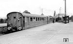 Der französische "Michelin"-Zug, ein Ultraleichtbauzug, dessen Wagenkästen aus Aluminium bestand, war zu Vorführ- und Versuchszwecken im Sommer 1951 auf DB-Gleisen unterwegs. Das Bild entstand im Bahnhof Neuß. (07.1951) <i>Foto: A. Dormann, Slg. W. Löckel</i>