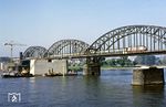 103 176 überquert mit D 347 (Köln – Berlin Stadtbahn) die Rheinbrücke zwischen Neuss und Düsseldorf-Hamm. Mit dem Bau der Ost-West-Bahn ab 1984 verschwand die alte Brücke und wurde durch einen Neubau ersetzt, dessen Fundamente im Rhein bereits gesetzt wurden. (17.10.1984) <i>Foto: Wolfgang Bügel</i>