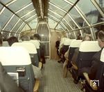 Blick in den Aussichtswagen ("Dome-Car") des TEE 9 "Rheingold". In den Jahren 1962 und 1963 beschaffte die DB insgesamt fünf Aussichtswagen des Typs AD4üm-62 (ab 1966: ADmh 101) für die TEE-Züge "Rheingold" und "Rheinpfeil" neue Zuggarnituren. In den Wagen befanden sich unter der mittigen Aussichtskanzel mit 22 Sitzplätzen noch Post- und Gepäckräume, an einem Wagenende zwei normale Abteile, ein Zugsekretariat und eine Telefonkabine sowie am anderen Ende eine Bar. Die ersten drei Wagen mit Rheingold-Aufschrift hatten acht Fensterreihen, die 1963 nachgelieferten beiden Wagen für den Rheinpfeil (mit Aufschrift Deutsche Bundesbahn) vier große Fensterreihen. Gebaut wurden alle Wagen bei Wegmann in Kassel. (1965) <i>Foto: Willi Marotz</i>