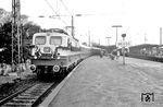 Die gerade 2 Monate alte E 10 1242 vom Bw Heidelberg hatte die Ehre mit einer Garnitur des neuen "Rheingold" den elektrischen Betrieb auf der Strecke Köln—Dormagen—Neuß aufzunehmen.  (27.05.1962) <i>Foto: Fischer</i>