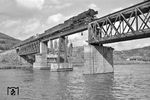 44 1437 (Bw Mannheim) auf der nur eingleisig befahrbaren Notbrücke über den Neckar bei Neckargemünd. Auf der Kleingemünder Seite wurde hierfür extra die "Abzw Kleingemünd" eingerichtet. Die neue Brücke wurde 1958 in Betrieb genommen werden.  (27.07.1957) <i>Foto: Helmut Röth *</i>