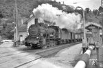 57 2548 (Bw Haltingen) fährt mit einem Güterzug aus Weil am Rhein durch Istein. (17.08.1957) <i>Foto: Helmut Röth *</i>