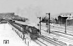 Winteraufnahmen von Carl Bellingrodt sind eher selten. Im Februar 1955 erwischte er die Wiesbadener 03 209 mit D 712 bei der Ausfahrt aus dem Bahnhof Andernach.  (12.02.1955) <i>Foto: Carl Bellingrodt</i>
