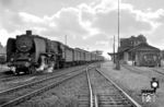 Der Fotograf der BD Münster überquerte wohl (verbotenerweise) vor dem Zug die Gleise, um die in Bassum ausfahrende 03 296 nochmals aufzunehmen. (14.08.1952) <i>Foto: Quebe</i>