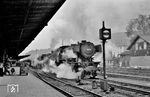 Mit vereinten Kräften beschleunigen 23 012 (Bw Siegen) und 38 3409 (Bw Wuppertal-Vohwinkel) den D 81 nach Düsseldorf aus dem Bahnhof Siegen. (17.08.1964) <i>Foto: Gerhard Moll</i>