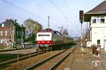 Sechs Kilometer weiter südlich wurde der Messzug Dsts 83747 mit 120 004 in Leverkusen-Schlebusch erneut erwischt. (27.11.1984) <i>Foto: Joachim Bügel</i>