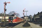 Eine 613-Einheit verlässt den Bahnhof Goslar in Richtung Oker. (04.1985) <i>Foto: Günter Hauthal</i>