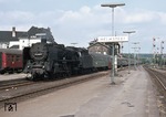 Die Ostbahnhofer 01 2050-1 (01 050) läuft vor D 110 (Warschau - Bonn) in den damaligen Grenzbahnhof Helmstedt ein. (12.08.1971) <i>Foto: Peter Schiffer</i>