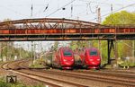 Begegnung der beiden umgeleiteten Thalys-Züge THA 9437 nach Essen (rechts) und THA 9472 nach Paris Nord in Düsseldorf-Rath. (17.04.2018) <i>Foto: Joachim Bügel</i>