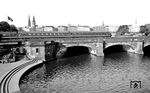 Die 69 Meter lange Lombardsbrücke überspannt in drei Bögen die Alster zwischen Binnen- und Außenalster in Hamburg. Damals wie heute ist sie ein charakteristisches Hamburger Fotomotiv, hier mit einem VT 08.  (22.05.1959) <i>Foto: Walter Hollnagel</i>