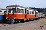 VT 53 in der Endstation Engeln. Das Fahrzeug (Fuchs, Baujahr 1956) kam von der Württembergischen Eisenbahn-Gesellschaft (WEG T 30) im Jahr 1989 zur Brohltalbahn und trug nur von 1989 bis 1994 die Bezeichnung VT 53. Danach wurde er in VT 30 umgezeichnet. (11.08.1990) <i>Foto: Ulrich Neumann</i>