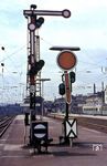 Eine typische Haupt-/Vorsignalkombination in der Westausfahrt des Bahnhofs Wuppertal-Oberbarmen, als dieser noch keine Dr-Technik besaß. (1976) <i>Foto: Wilfried Sieberg</i>
