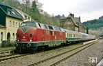 Ein kurzer Aufenthalt für D 15136 nach Trier im Bahnhof Kyllburg. (15.04.1985) <i>Foto: Joachim Bügel</i>