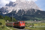 139 309 (ehem. E 40 1309 mit elektrischer Widerstandsbremse) mit Regionalbahn 5488 (Garmisch-Partenkirchen - Reutte/Tirol) vor der majestätischen Kulisse des Wettersteingebirges bei Lermoos. (16.05.2003) <i>Foto: Andreas Wiel</i>
