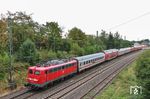 115 114 fährt mit PbZ 2470 (Frankfurt Hbf - Dortmund Bbf) durch den Bahnhof Leichlingen. In der Zugmitte läuft 101 080 als Wagen mit, am Zugschluss sind noch 101 099 und 115 293 eingereiht. (15.08.2018) <i>Foto: Joachim Bügel</i>